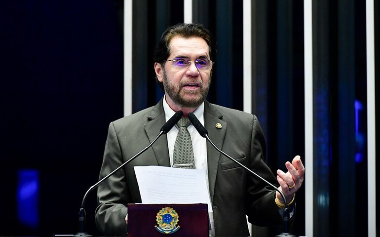 Plínio Valério pede asfaltamento de rodovias na Região Norte