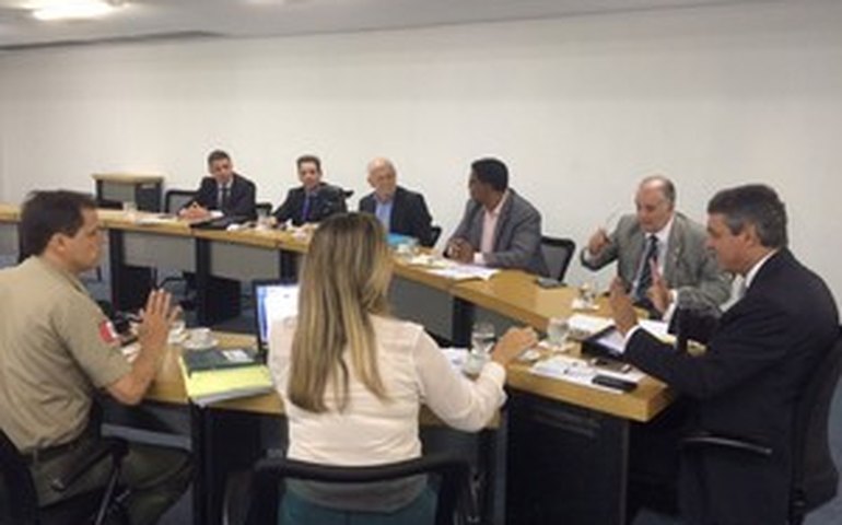 Comissão abre sessão para debater parecer do impeachment de Dilma
