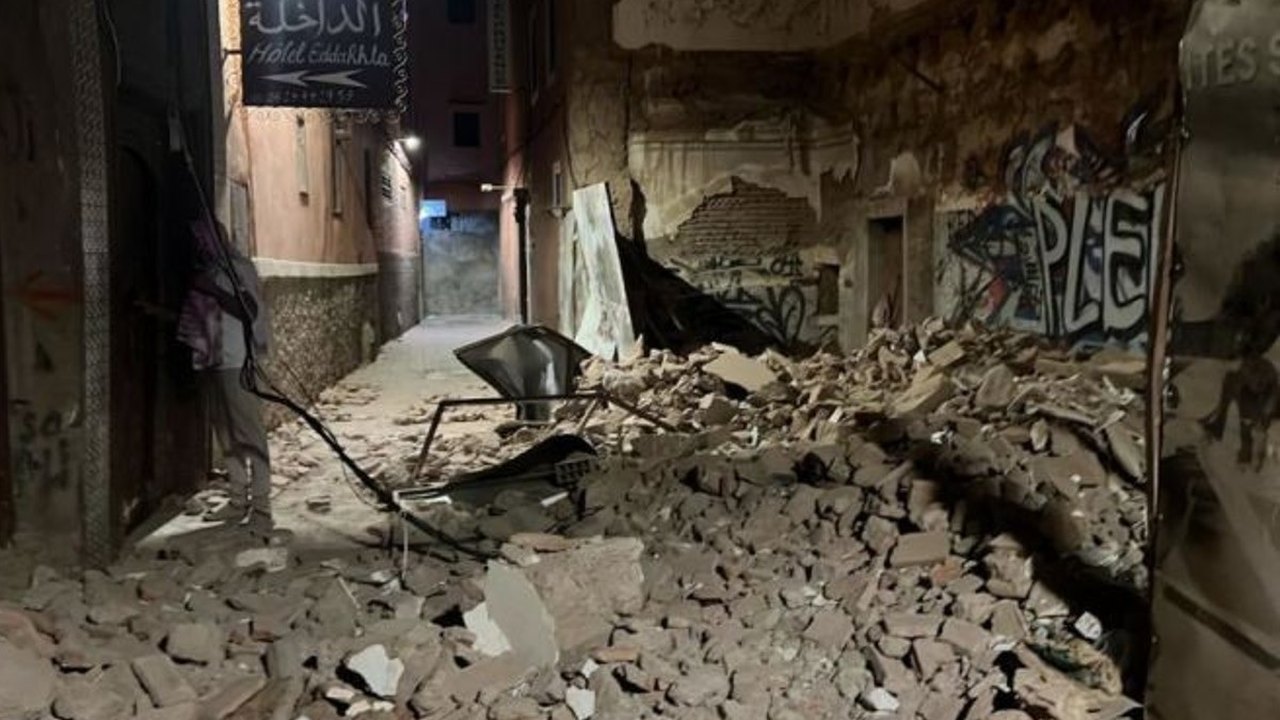 Terremoto no Marrocos: corpos são enfileirados na rua, e parentes tentam reconhecer vítimas