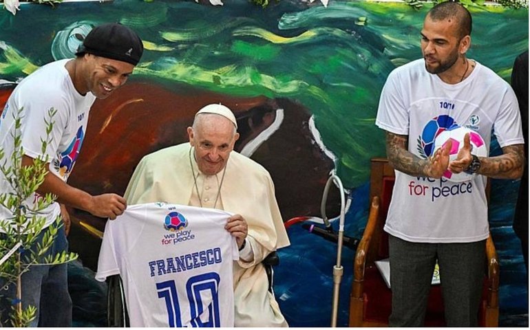 Ronaldinho Gaúcho e Daniel Alves se encontram com o papa Francisco na Itália