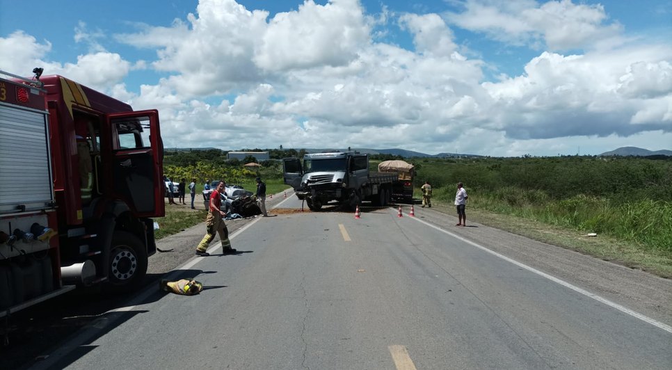 Acidente entre carro e caminhão deixa uma pessoa morta em Itabaiana
