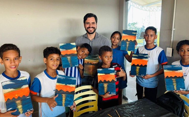 Crianças do Parque Biblioteca produzem telas inspiradas no pôr do sol da lagoa Mundaú