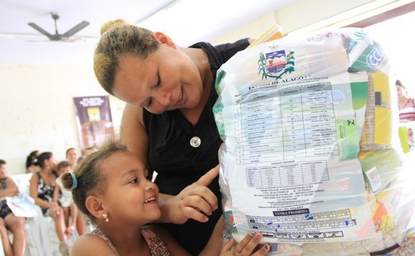 Governo entrega cestas nutricionais em Quebrangulo