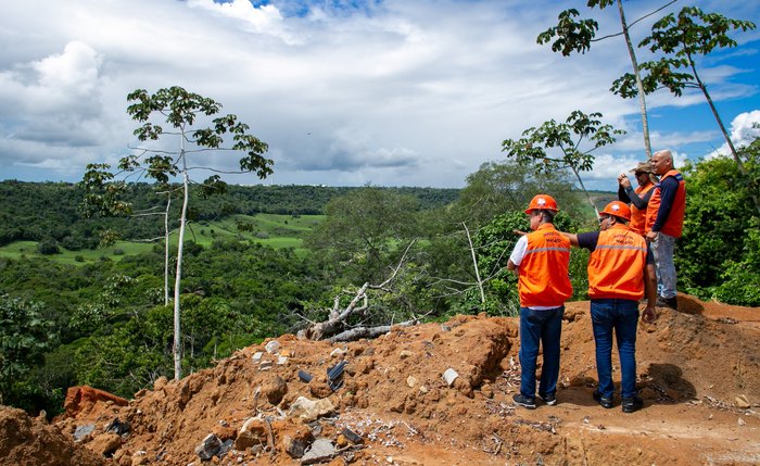 Técnicos fazem o monitoramento da área de grande erosão no município