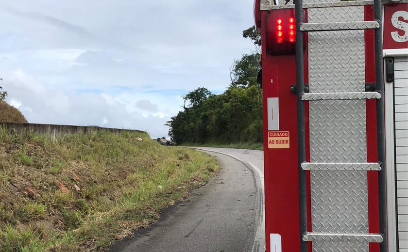 Corpo de Bombeiros atua em capotamento de carro com seis vítimas em Joaquim Gomes