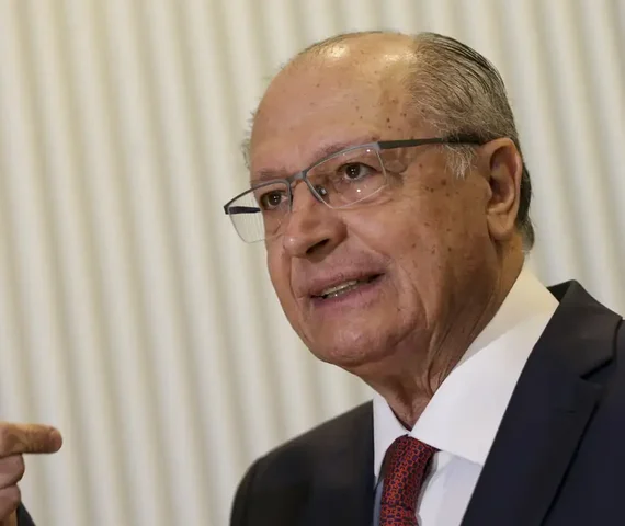 Alckmin associa Banco Master a Bolsonaro e diz que Flávio 'está envolvido em tudo'