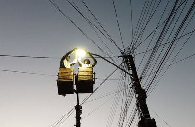 Prefeitura de São Miguel dos Campos realiza substituição de lâmpadas convencionais por Led em toda a cidade