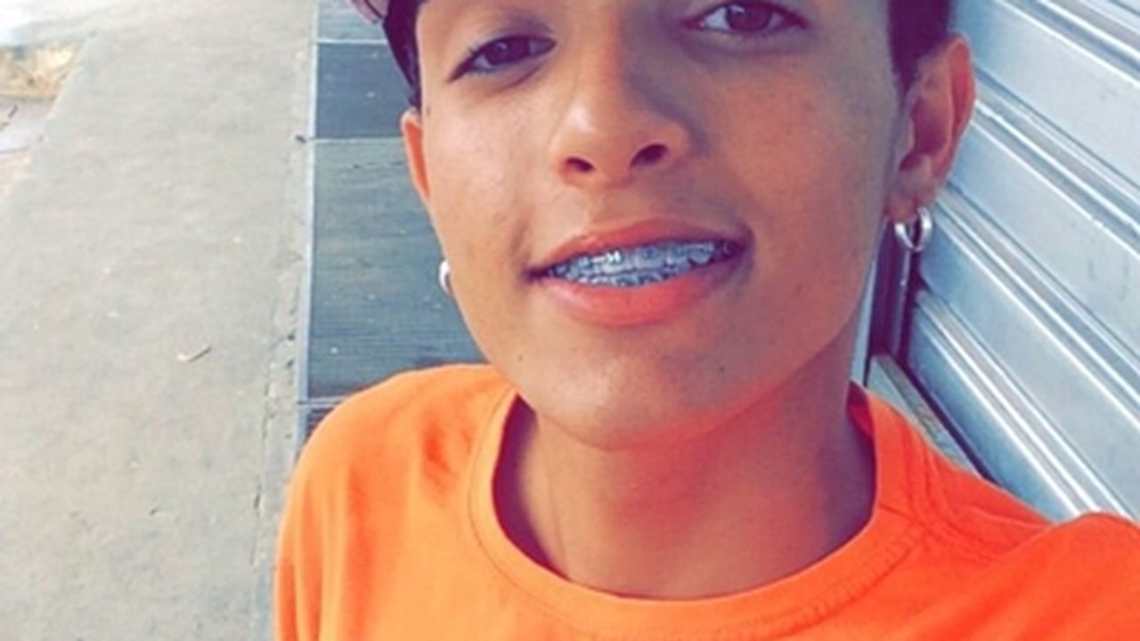 Menino pede ajuda a PMs com dever de casa e foto viraliza na rede