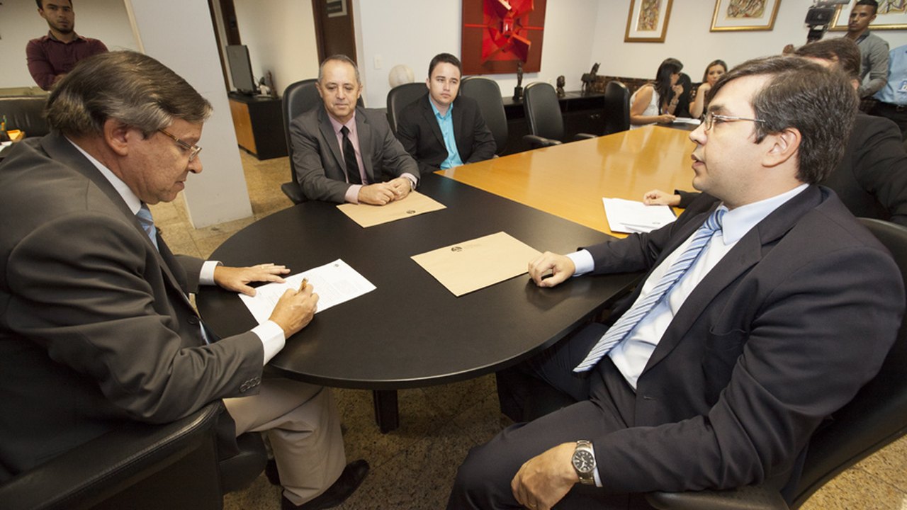 Parlamentares se reúnem com vice-governador para tratar de assuntos ligados à Educação