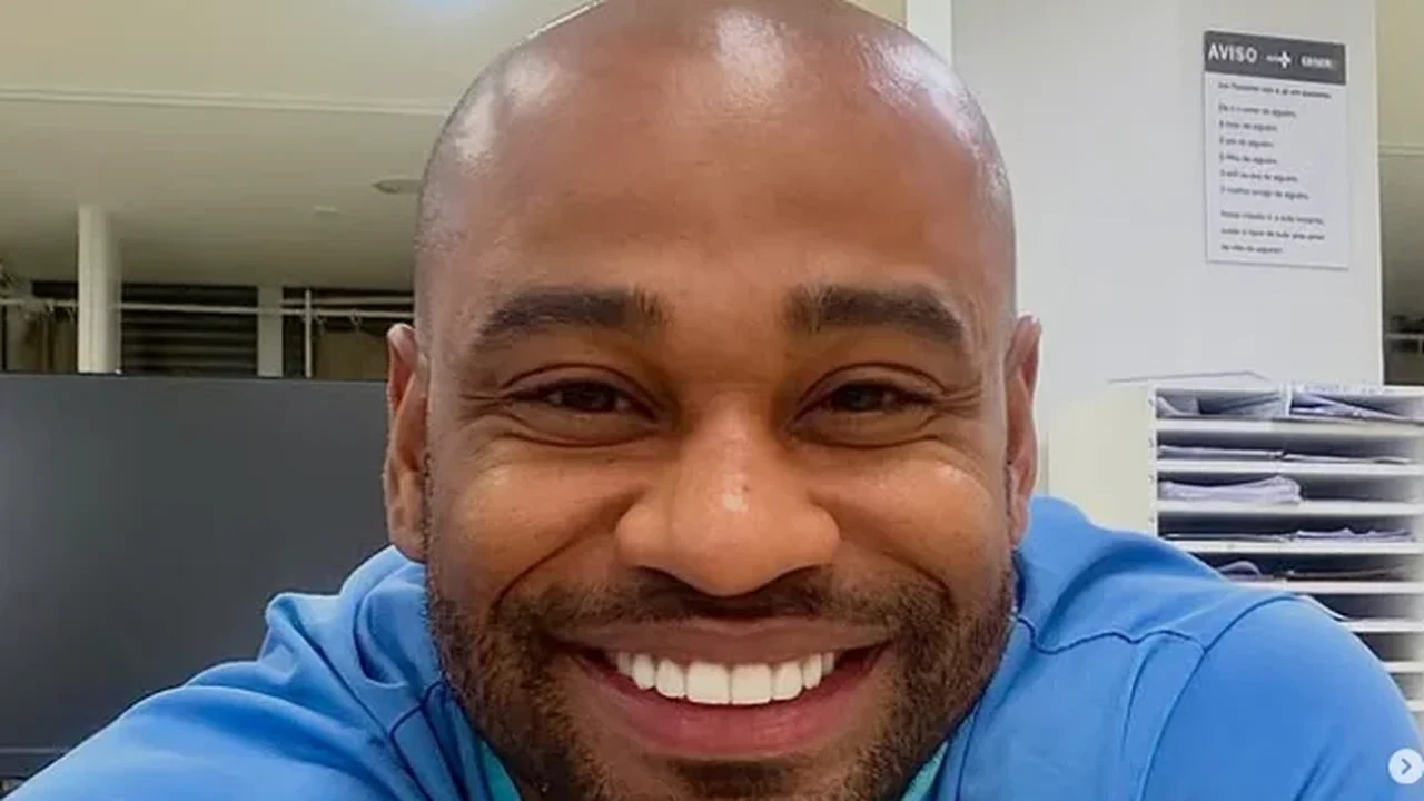 Ex-BBB Cezar Black mostra sofá destruído pelo cachorro Amendoim: 'Vou voltar pro plantão'; assista ao 'estrago'