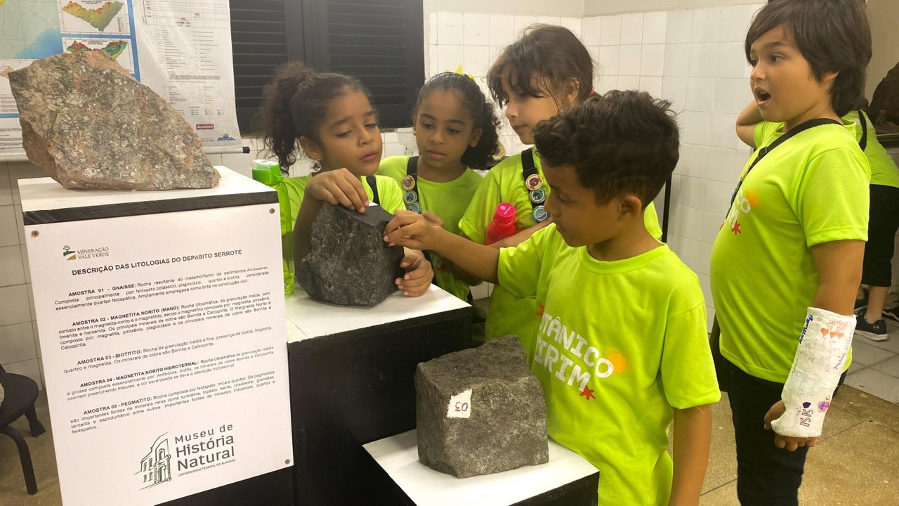 Participantes do Botânico Mirim visitam Museu de História Natural da Ufal
