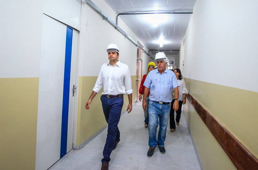 Prefeito Rui Palmeira vistoria obras de reforma do PAM Salgadinho