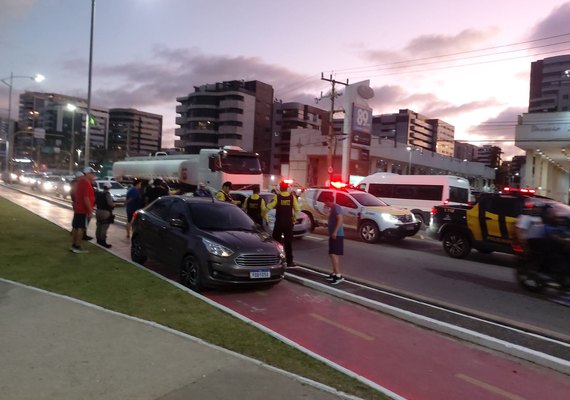 Carro invade ciclovia e atropela ciclista na praia da Jatiúca