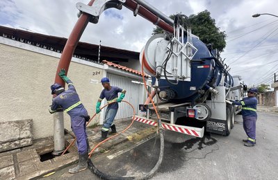 Mutirão de limpeza desobstrui galerias no Benedito Bentes