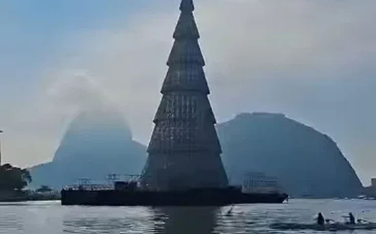 Gigante, nova árvore de Natal é inaugurada e já ilumina a Enseada de Botafogo