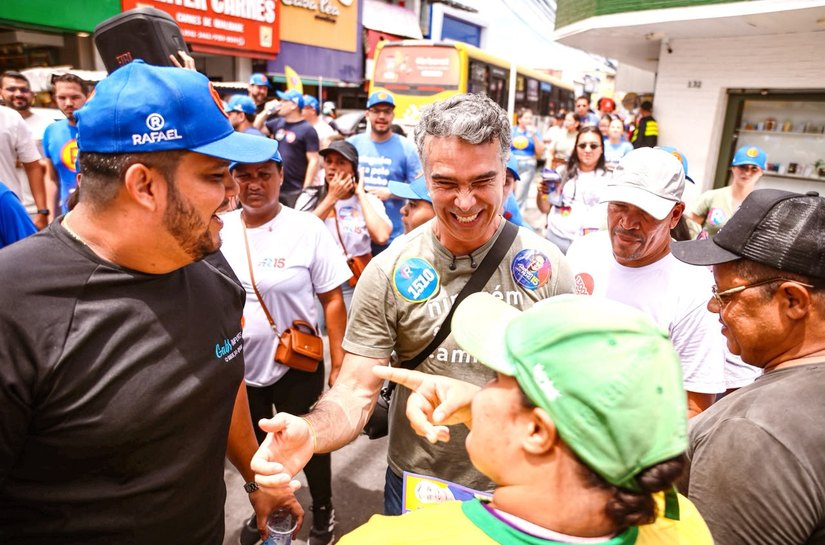 Durante caminhada no Jacintinho, Rafael Brito destaca impacto econômico do Escola 10 e Pé-de-Meia no comércio local