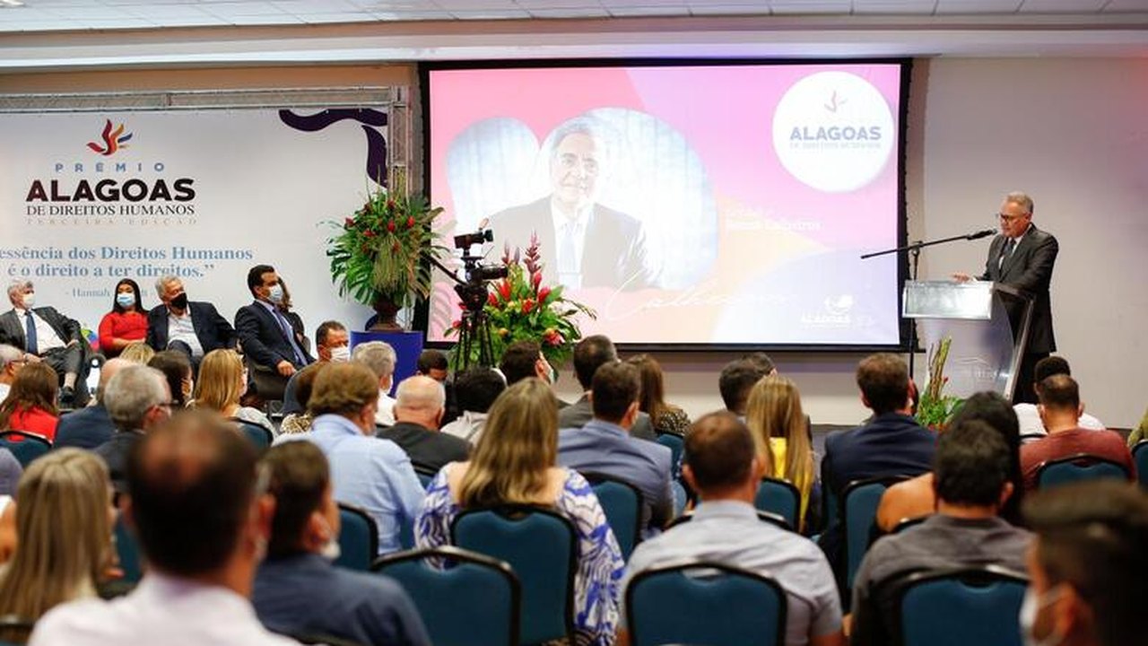 Renan recebe prêmio de direitos humanos e defende democracia