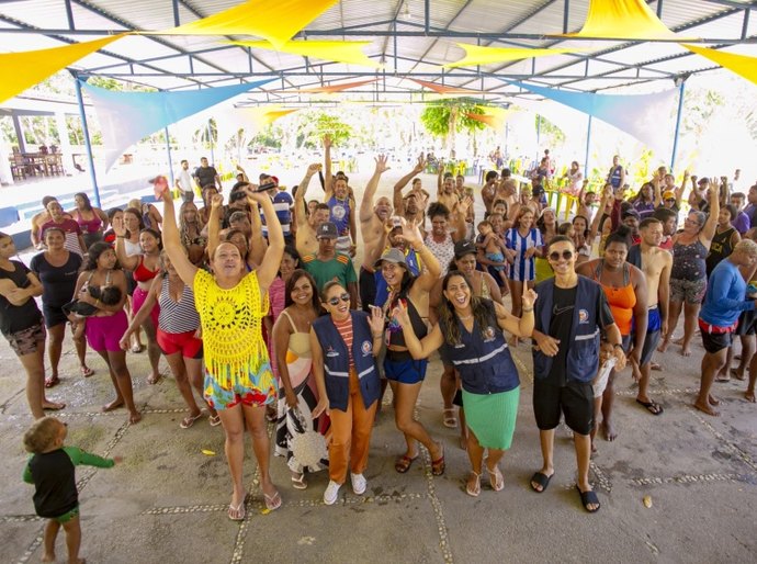 Pessoas em situação de rua participam de dia de lazer em parque aquático