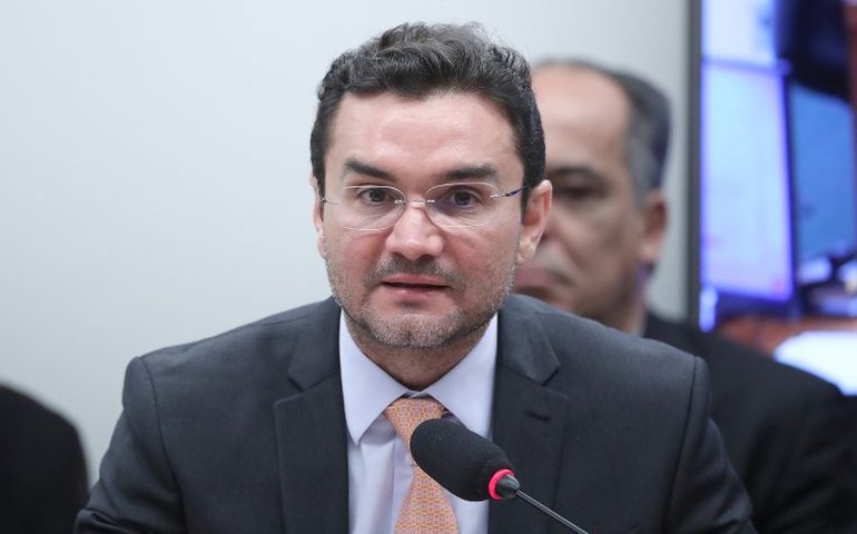 Comissão de Fiscalização ouve ministro do Turismo sobre oferta de voos e preço de passagens