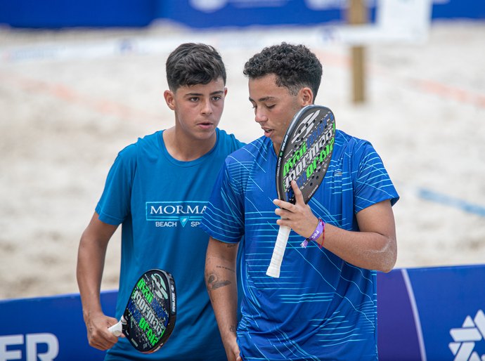 Jovens irmãos da Praia do Francês brilham, batem dupla de ex-número 1 do mundo e avançam no Pure Beach