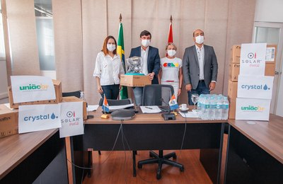 Alagoas recebe doação de capacetes respiratórios e 12 mil litros de água para ajudar na Covid-19