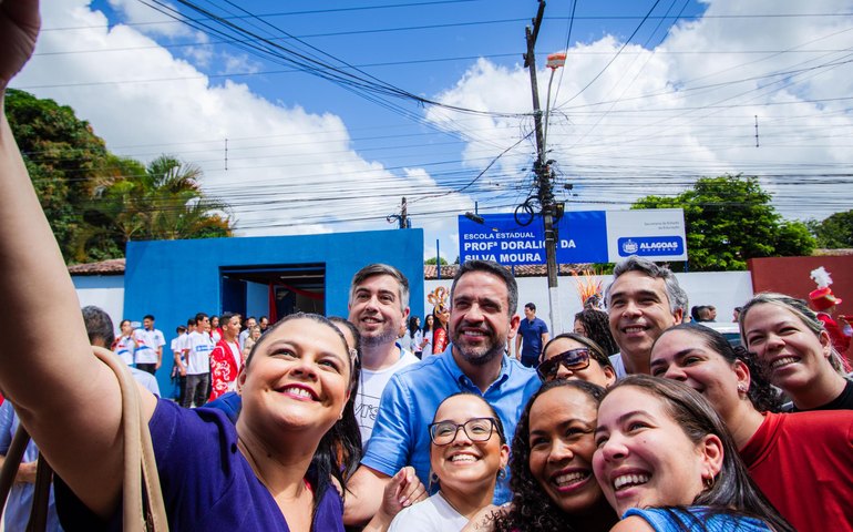 Paulo Dantas entrega escola totalmente reformada em Rio Largo