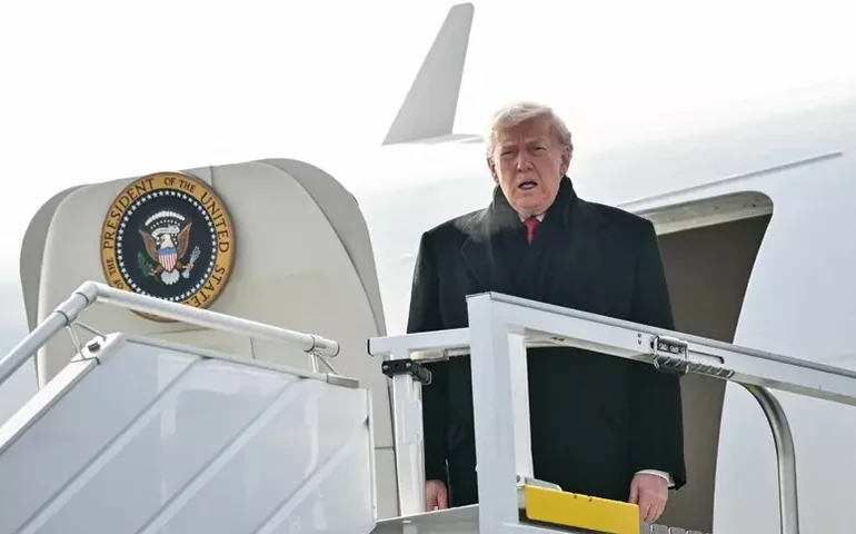 Avião de Trump tem problema elétrico durante viagem a Davos