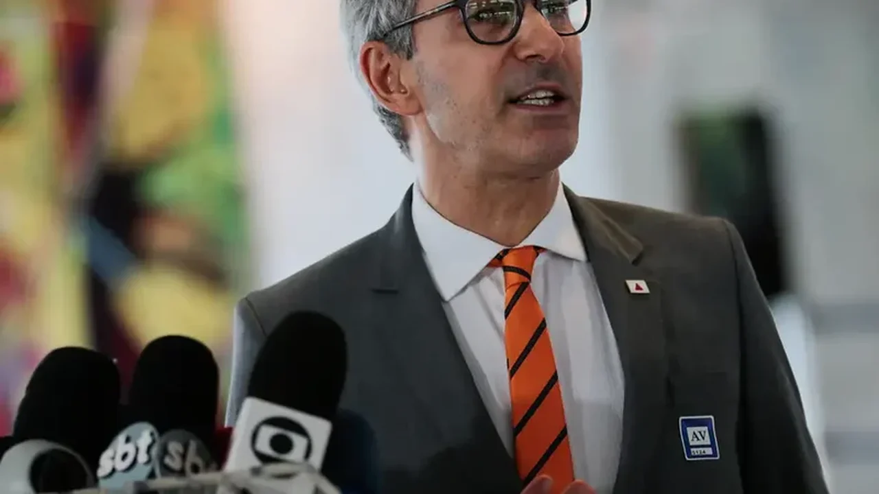 Zema anuncia apoio a Flávio Bolsonaro contra Lula no 2º turno