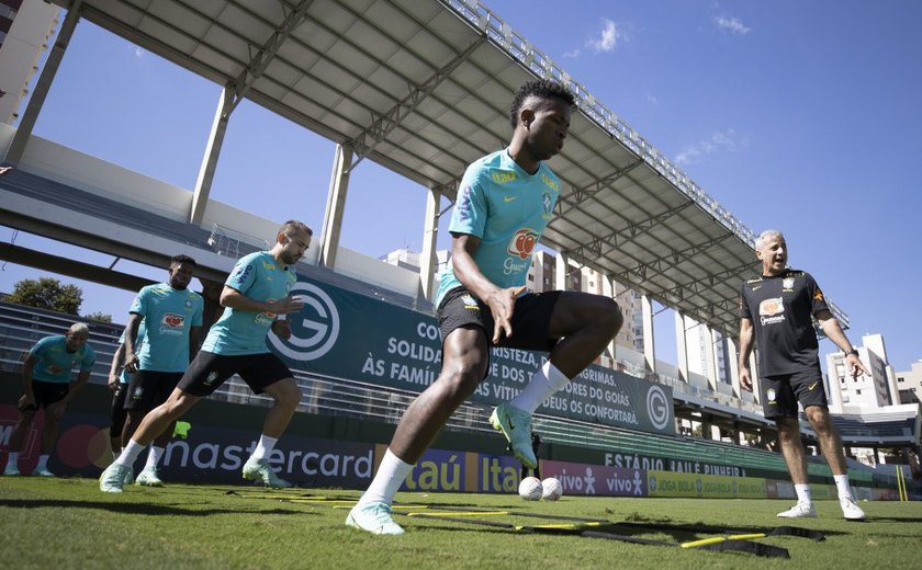 Seleção brasileira se despede de Goiânia com treinamento no estádio da Serrinha