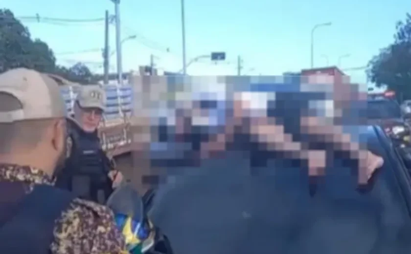 Motociclista é lançado sobre teto de carro após colisão em Maceió