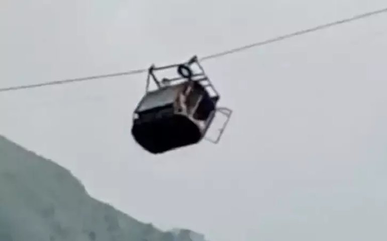 Vento atrapalha resgate de crianças em teleférico no Paquistão: 'Pelo amor de Deus, nos ajude'