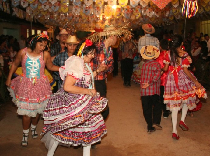 Arapiraca: Arraiá Rancho de Palha integra idosos em sua quadrilha