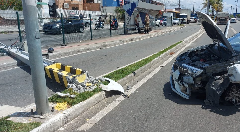 Motorista fica ferido após colidir com poste na Zona Sul de Aracaju; VÍDEO
