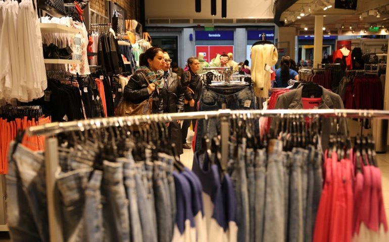 Varejo acumula alta de 3,3% em sete meses consecutivos de crescimento, diz IBGE