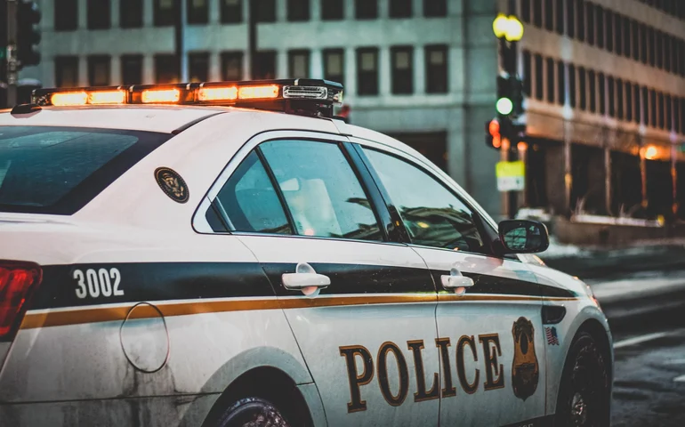 Mulher é presa após polícia encontrar cadáver no banco de trás de carro