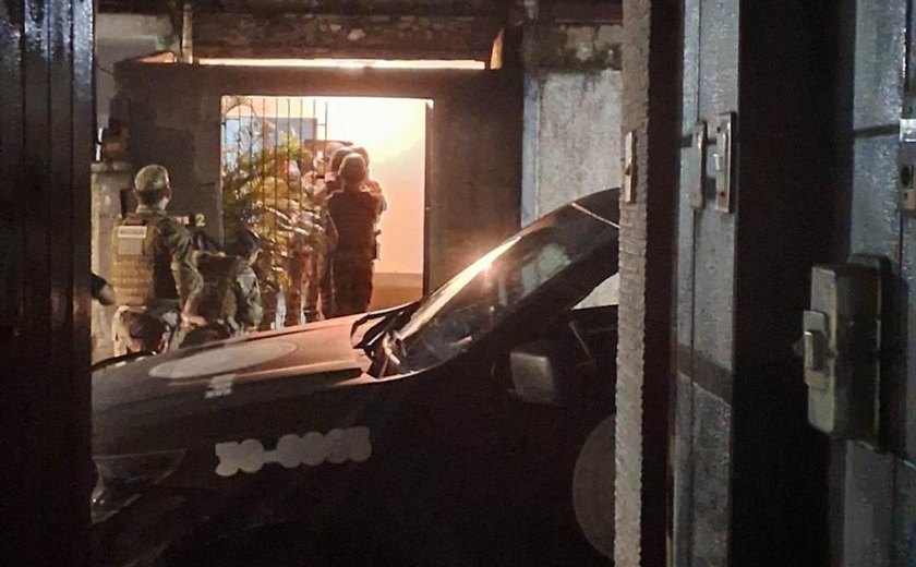 Homem em surto joga óleo quente em policiais militares em Maceió