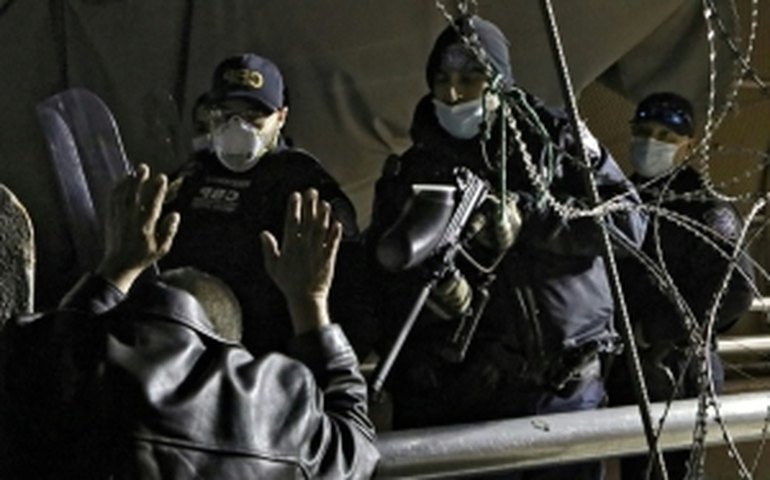 Centenas de requerentes de asilo cubanos bloqueiam ponte entre México e EUA