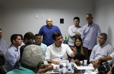 Prefeitos recebem agentes de saúde na AMA