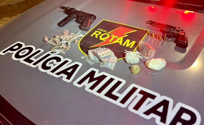 Policiais tomaram conhecimento de um local onde havia intenso tráfico de drogas após denúncia anônima Policiais tomaram conhecimento de um local onde havia intenso tráfico de drogas após denúncia anônima