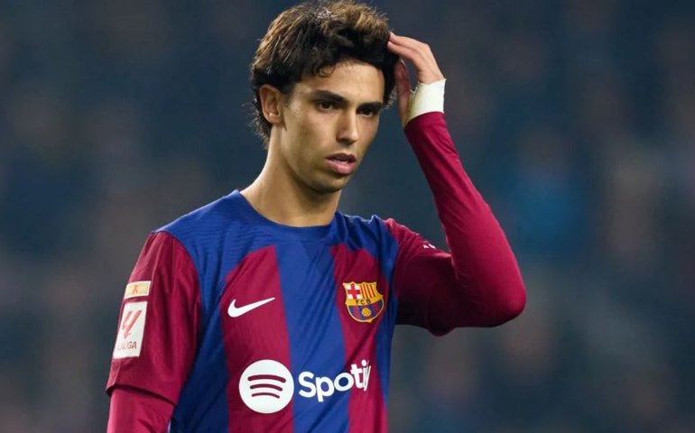 João Félix lesiona ligamento do tornozelo em treino e desfalca Barcelona por até três semanas