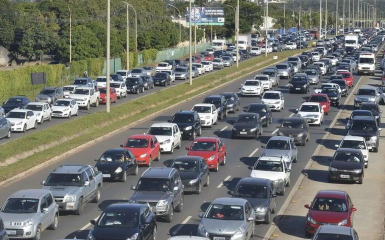 Mesmo com número recorde de multas, suspensões de CNHs caem no Brasil