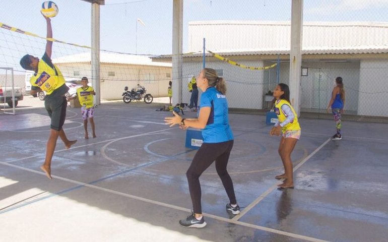 Crianças e adolescentes do Trapiche da Barra têm manhã recreativa com o projeto Viva Vôlei