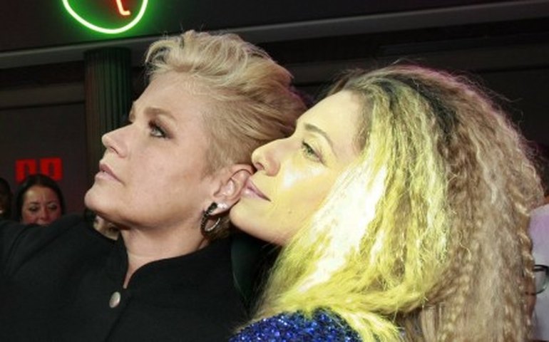 Xuxa e Letícia Spiller fazem live para ajudar refugiados no Brasil