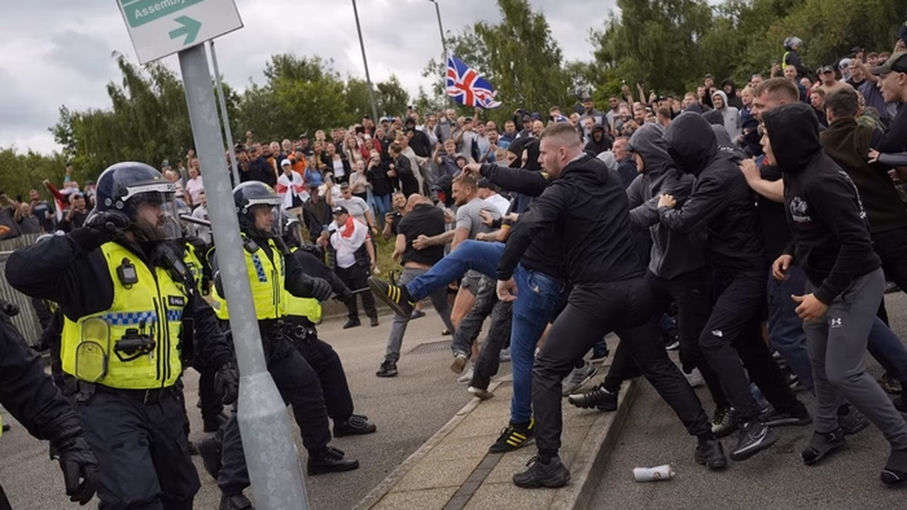 Reino Unido mobiliza 6 mil policiais para evitar manifestações violentas de extrema direita