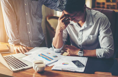 Decisões financeiras que podem prejudicar sua carreira no longo prazo