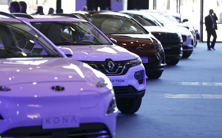 China acusa UE de dificultar o comércio e o investimento em carros elétricos, diz mídia