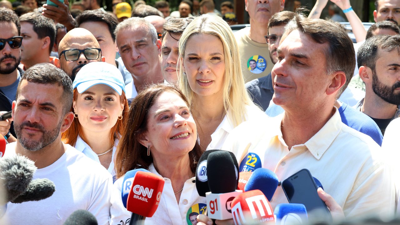 Flávio Bolsonaro afirma que manterá Bolsa Família e Farmácia Popular
