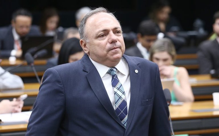 Comissão aprova criação de escolas cívico-militares profissionalizantes