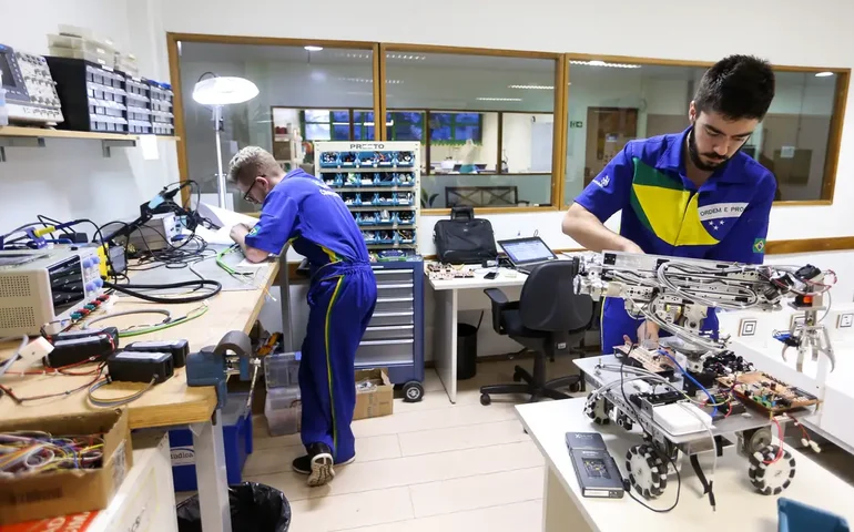 MEC regulamenta programa que fortalece formação profissional