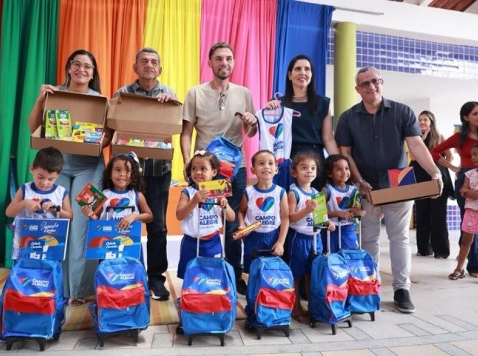 Alunos de mais seis instituições de ensino de Campo Alegre recebem fardamentos, mochilas e kits escolares